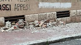 Si staccano calcinacci dal cornicione di un edificio, tragedia sfiorata