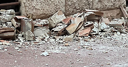 Colpito alla testa da calcinacci caduti dal quinto piano di un palazzo, sfiorata la tragedia
