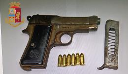 Motociclista in giro con una pistola