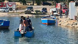 Il gommone affonda, due giovani salvati in mare dalla Polizia 