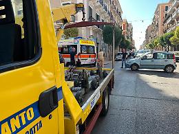 Tampona auto con mamma e figlia e fugge via