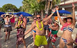 “Swing on Island” sull’Isola di San Pietro, la prima festa hawaiana vintage su una spiaggia europea