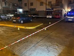 Ferito a coltellate il titolare di un H 24 davanti a decine di persone. Le foto