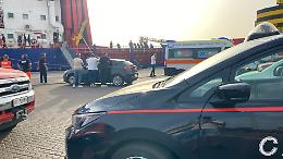 Tragedia al porto, muore schiacciato da una ecoballa