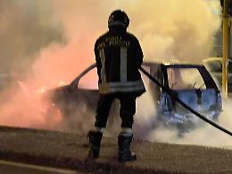 Auto in fiamme al rione Tamburi: quattro veicoli distrutti nella notte