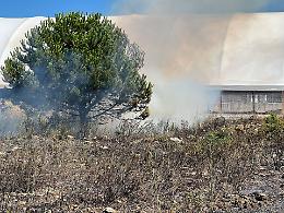 Incendio sulla Talsano-Tramontone, minacciato il nuovo centro sportivo polivalente