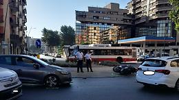 Incidente alla rotatoria di via Plateja e viale Magna Grecia, un ferito