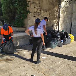 La Polizia locale di Taranto a caccia degli sporcaccioni, fioccano le multe