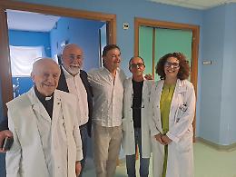 Dodi Battaglia dona alcuni televisori all'Ospedale di Castellaneta