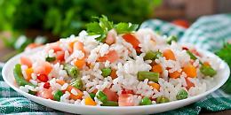 Contro il  caro-vacanze in spiaggia torna il pranzo al sacco: trionfa l'insalata di riso