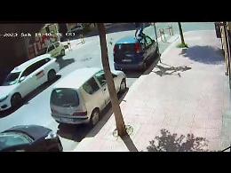 Come nel dopo-guerra, tornano i ladri di biciclette. Eccoli in azione. Il video 