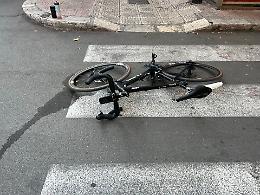 Investe un giovane in bici e si dà alla fuga. Il ferito è in codice rosso