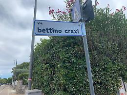 Rubata l'insegna di via Bettino Craxi, il Sindaco: «E' stato un imbecille. Dovrebbe vergognarsi»