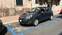Piovono pesanti calcinacci sulle auto in via Regina Elena, sfiorata una tragedia