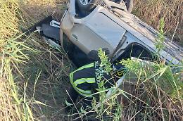 Auto finisce fuori strada e scompare tra la vegetazione, donna salvata dal suo cellulare