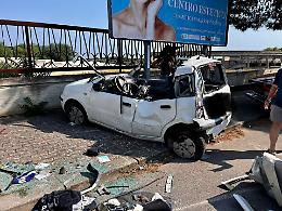 Rocambolesco incidente a Maruggio, tre auto coinvolte e tre feriti: mamma e due figli