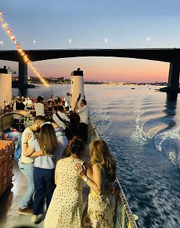 "Swing on boat in Taranto"