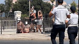 Turisti a torso nudo, arriva la Polizia Locale