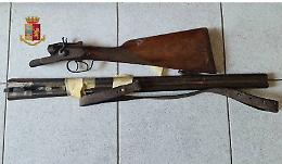 Custodiva in casa una doppietta, un revolver e munizioni: un 69enne denunciato. Le foto