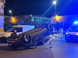 Auto si ribalta in volo dopo l'incidente, due feriti. Grave una donna