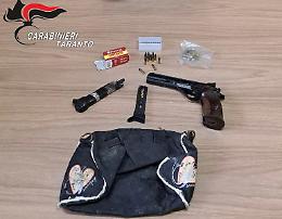 Trovato con una pistola con numero di matricola cancellato, arrestato un 26enne