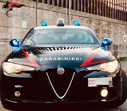 Picchia moglie e figlio, arrivano i carabinieri e consentono l'intervento del 118