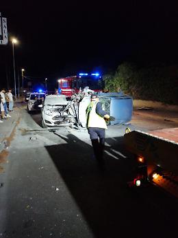 Carambola nella notte: auto sfonda un muro e rimbalza per strada. Arriva un'altra auto: 4 ragazzi in codice rosso. Le foto