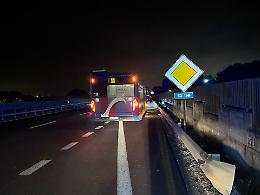 Un bus della Kyma Mobilità preso a sassate nella notte, paura per i passeggeri. Le foto