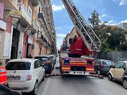 Donna cade in casa, arrivano i soccorsi ma lo spettacolo è scioccante: immondizia ovunque e feci per terra