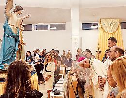 L’Arcivescovo ai Tamburi benedice la nuova statua degli Angeli Custodi