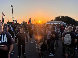 Lavoratori in strada sin dall'alba, il giorno pi&ugrave; lungo dell'ex Ilva. Foto e Video