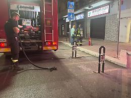 Fumo dalle serrande di un supermercato in viale Magna Grecia, arrivano i Vigili del Fuoco