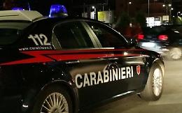 Uccide la madre a colpi di accetta, ferisce il padre e si lancia dal terrazzo