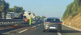 Tir si ribalta perdendo carico di pomodori