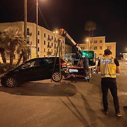 Raffica di rimozioni auto al quartiere Tamburi per la pulizia notturna. Le foto