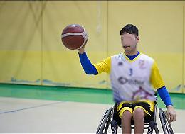 I tappi di plastica regalano una carrozzina da basket