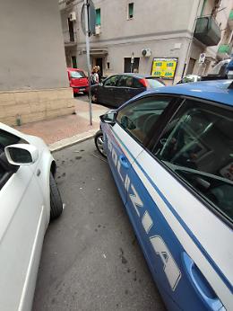 Bimbi piccolissimi soli in casa lanciano stoviglie dal quinto piano. La polizia sfonda la porta d'ingresso