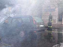 Auto in fiamme in corso Umberto, in salvo l'automobilista
