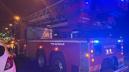 Incendio nella notte in una rivendita d’auto, evacuata una palazzina