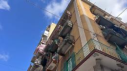 Si staccano calcinacci e precipitano al suolo, tragedia sfiorata in via Nettuno. Le foto