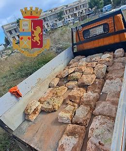 Antiche basole calcaree, droga e carcasse di auto: i controlli della Polizia