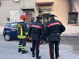 Due auto distrutte dalle fiamme, esplodono i vetri di una palazzina