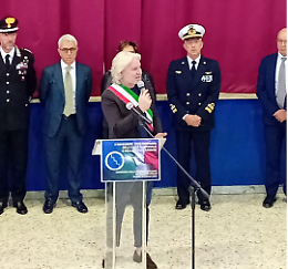 La scuola "Pirandello" riceve il tricolore nazionale
