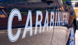 Muore schiacciato dal cancello di casa