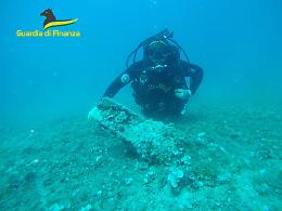 Nove ordigni bellici ritrovati al largo dell'isola di San Pietro
