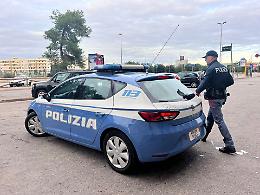 Estrae un grosso coltello e rapina una tabaccheria