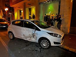 Carambola nella notte, una Bmw centra quattro auto parcheggiate. Vano il tentativo di fuga