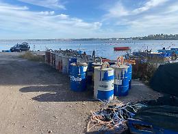 Fusti pericolosi per il Mar Piccolo sotto i piloni del ponte Punta Penna. Le foto