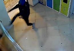 Così i vandali danneggiano i distributori automatici h24