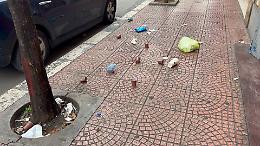 Vandali e sporcaccioni in azione nella notte, colpita anche l'auto di un sacerdote